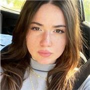 Studentessa universitaria impartisce lezioni di chimica, scienze e biologia